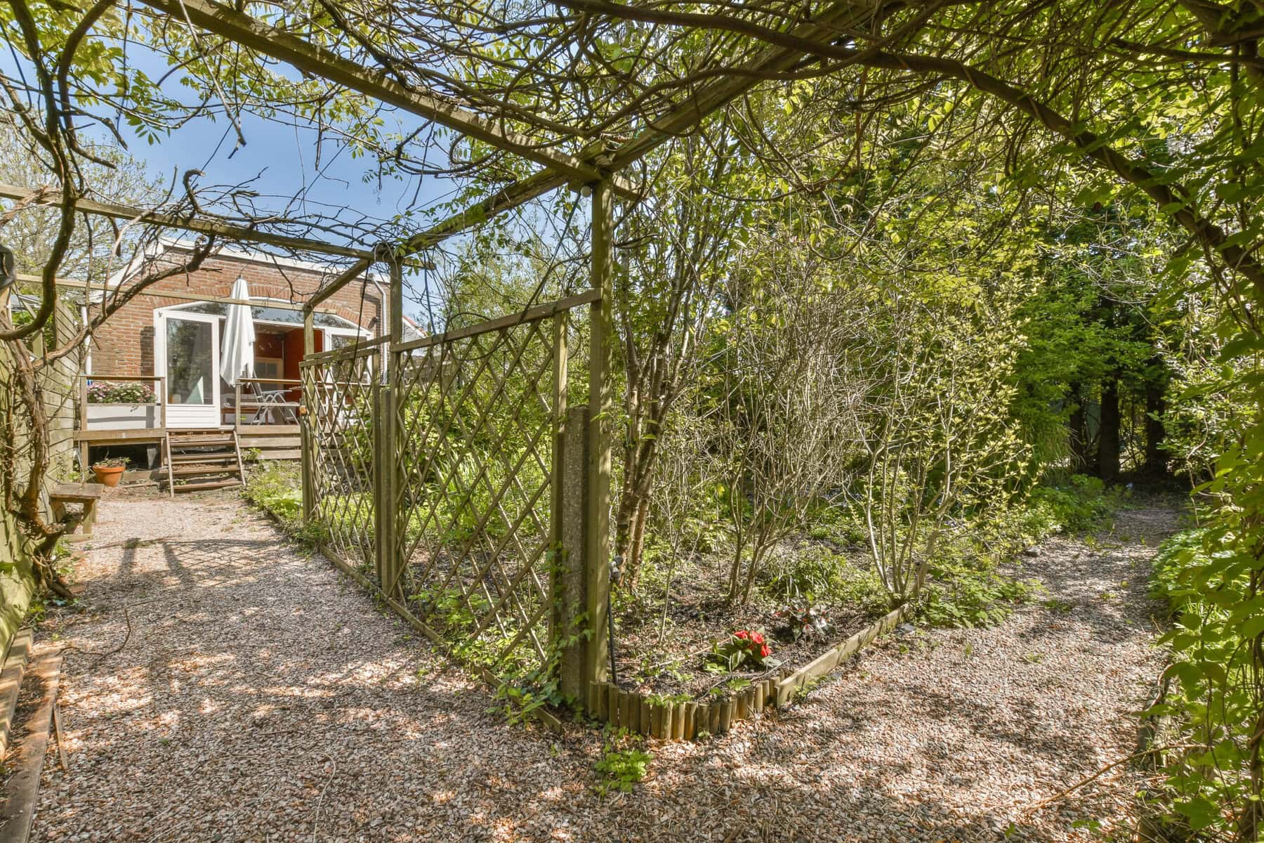 Charming garden at Sloterweg 1257 in Amsterdam with lush greenery and a cozy outdoor space.